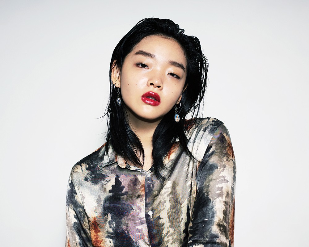 Mei Yue wears YSL Beauty Rouge Volupté Rock’N Shine in 11 Berry Mic